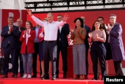 Олаф Шольц приветствует своих сторонников на предвыборном митинге в Берлине. Август 2021 года