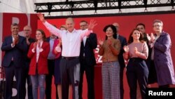 Kandidat socijaldemokrata za kancelara Olaf Šolc pozdravlja pristalice tokom kampanje na skupu u Berlinu 27. avgusta 2021. 