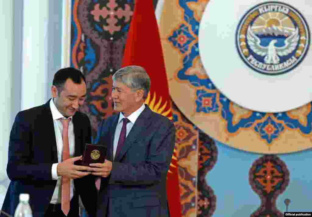 Kyrgyzstan - Bishkek, President Atambayev awards heroes who have saved during Osh events of 2010 people of different nationalities, 10. 06. 2015