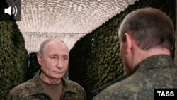 Герасимов (праворуч) зустрічає Путіна на пункті управління військами