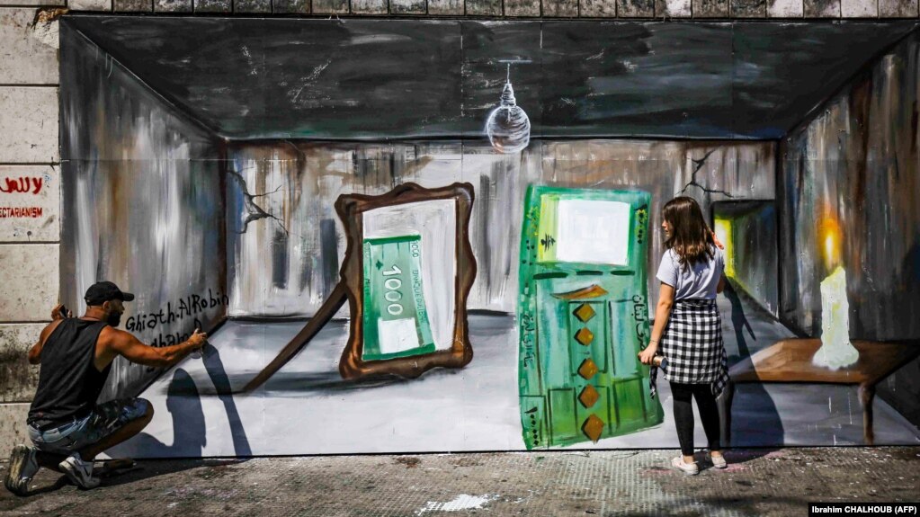 غیاث الروبه، هنرمند سوری-فلسطینی، روی یکی از دیوارها طرابلس در لبنان، دیوارنگاره‌ای را با الهام از افزایش روزافزون نرخ دلار در لبنان به تصویر کشیده است.