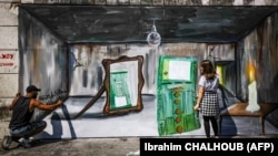 غیاث الروبه، هنرمند سوری-فلسطینی، روی یکی از دیوارها طرابلس در لبنان، دیوارنگاره‌ای را با الهام از افزایش روزافزون نرخ دلار در لبنان به تصویر کشیده است.
