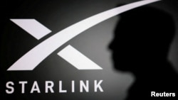 SpaceX-ի հիմնադիր Իլոն Մասկի կիսադեմը Starlink-ի լոգոյի ֆոնին, արխիվ 