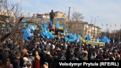 Митинг крымских татар в память убитого российскими большевиками в 1918 году муфтия Крыма Номана Челебиджихана. 23 февраля 2014 г., Симферополь, Крым, Украина. Фото – Володимир Притула