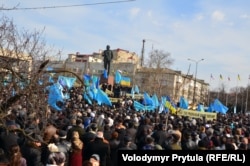 Митинг крымских татар, посвященный памяти убитого большевиками в 1918 году муфтия Крыма Номана Челебиджихана. Симферополь, 23 февраля 2014 года
