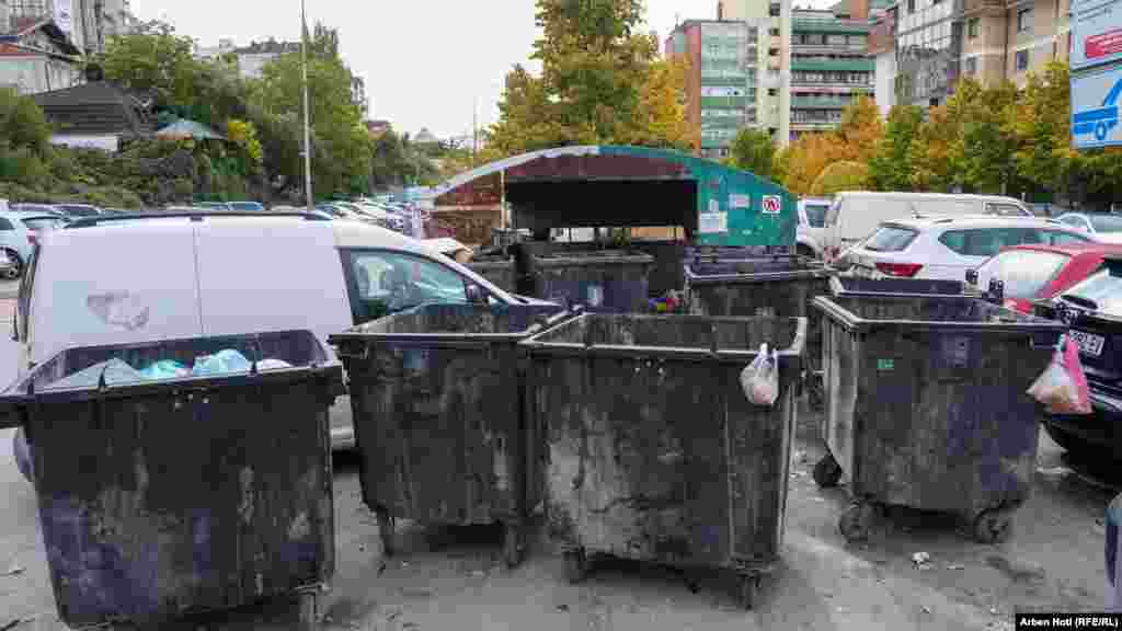 Ndërkaq, kontejnerët janë lënë jashtë hapësirës së dedikuar për ta, ndonëse janë gjysmë të zbrazur.