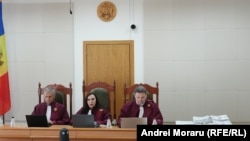 Noul complet de judecată, care examinează dosarul lui Igor Dodon, de la stânga la dreapta: Vladislav Gribincea, Stella Bleșceagă, Alexandru Negru.