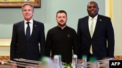 Ukrajinski predsjednik Volodymyr Zelenskiy (u sredini), američki državni sekretar Antony Blinken (lijevo) i ministar vanjskih poslova Velike Britanije David Lammy