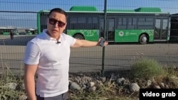 Санжар Боқаев бүйірінде "Алматы" деген жазу мен белгі бар автобустар Қытаймен шекарадан елге кіріп жатқанын көрсетіп тұр. Белсендінің Youtube арнасындағы (SanzharBokayev) видеодан скриншот. Маусым, 2025 жыл.