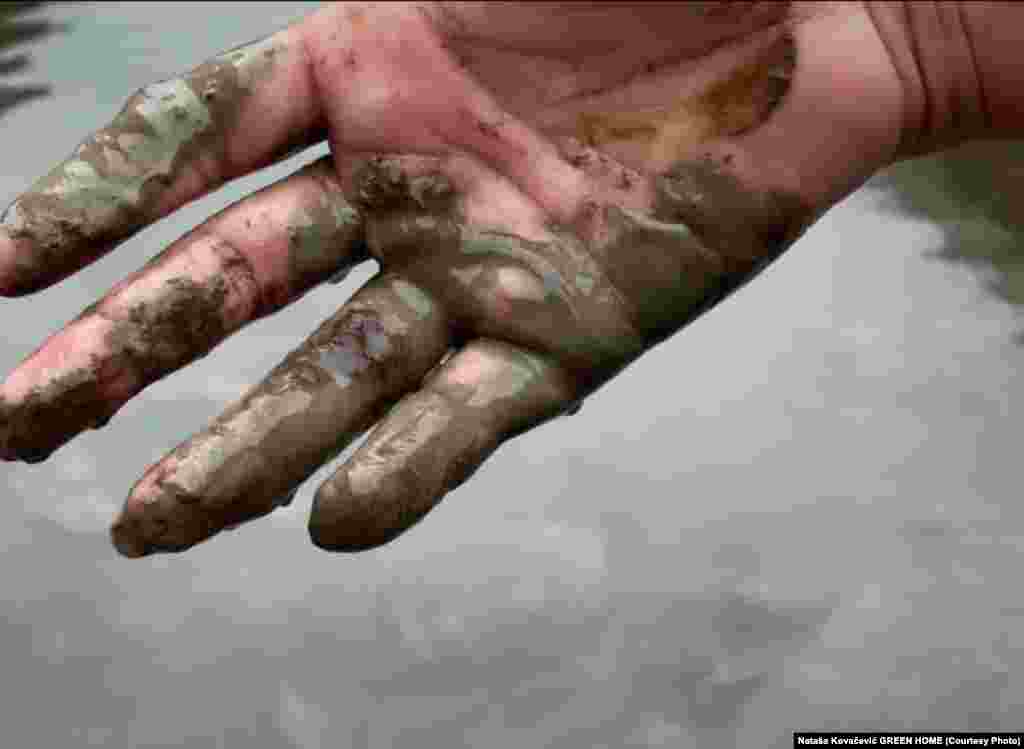 Masnoća i prljavština iz reke Tare na severu Crne Gore, u delu na kojem se gradi auto-put. Agencija za zaštitu životne sredine dala je u novembru 2020. saglasnost kineskoj kompaniji China Road and Bridge Corporation, izvođaču radova na delu auto-puta u Crnoj Gori, za sanaciju korita reke Tare, zbog štete nastale prilikom izvođenja radova.