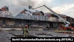 Зруйновані внаслідок російської атаки складські приміщення в Оболонському районі Києва, 5 серпня 2026 року
