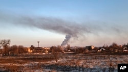 Fum după bombardamentele de la Soledar, unde au loc lupte grele între forțele ucrainene și armata rusă în regiunea Donețk, 8 ianuarie 2023.