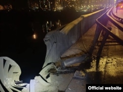 Пошкодження на південному мосту внаслідок удару російського реактивного дрона. 2 жовтня 2026 року
