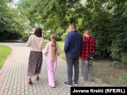 Olga Suslova sa porodicom u Novom Sadu, 12. juna 2026.