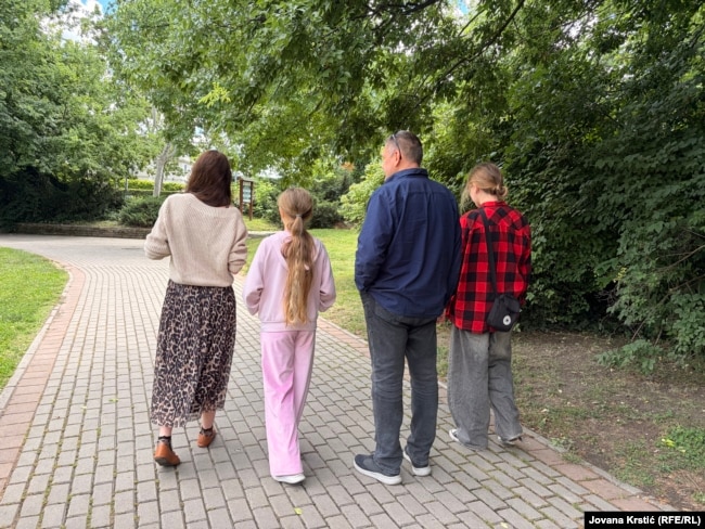 Olga Suslova dhe familja e saj në Novi Sad. 12 qershor 2026.
