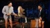 Sacha Baron Cohen (lijevo) i bugarska glumica Maria Bakalova tokom gostovanja sa američkim voditeljem Jimmyjem Kimmelom. 