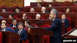Ombudsman Ulug‘bek Muhammadiyev parlament deputatlari huzurida.