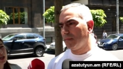 Դատավոր Վահե Դոլմազյանը զրուցում է լրագրողների հետ, Երևան, 3-ը հուլիսի, 2026թ.