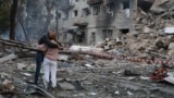 Горе...За повідомленнями, це подружжя, чий син може бути під завалами зруйнованого російським ракетним ударом будинку. Київ, 17 червня 2025 року