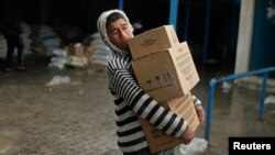 Gazaly oglan maşgalasyna berlen kömegi alyp gelýär