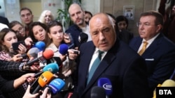 Лидерът на ГЕРБ Бойко Борисов говори пред медиите в кулоарите на парламента, 5 ноември 2025 г.