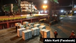 Kjo fotografi e publikuar nga kryeministri në detyrë i Kosovës, Albin Kurti, shfaq ndihmat e Kosovës duke u ngarkuar në një anije në portin Mersinit në Turqi, për t'u dërguar në Gazë.