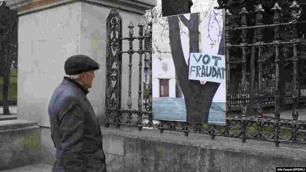 Expoziție de fotografii luate timpul evenimentelor din aprilie 2009 organizată &icirc;n grădina publică din Chișinău de organizația de tineret a PL, 7 aprilie 2013.