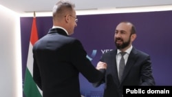 Armenia - Armenian Foreign Minister Ararat Mirzoyan meets his Hungarian counterpart Peter Szijjarto, Yerevan, May 27, 2025.