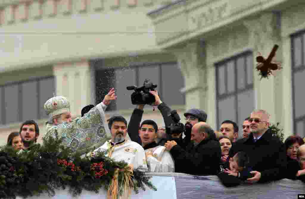 Во Скопје, централното обдележување се случуваше кај мостот близу хотелот Холидеј Ин во центарот на градот.