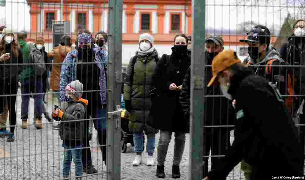 ЧЕШКА - По повеќемесечна блокада, Чешка од денеска отвора библиотеки, училишта, зоолошки градини и некои продавници. Шестмесечната вонредна состојба во Чешка, која е една од најпогодените во Европа од ковид-19, истече на полноќ, со што се укинаа полицискиот час и забраните за патување меѓу регионите. Децата во предучилишните установи се враќаат во училиштата до петто одделение и ќе мора да прават брис од нос двапати неделно.