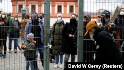 Vizitorët rreshtohen për të hyrë në kopshtin zoologjik në Pragë, i cili u rihap më 12 prill, në kuadër të lehtësimit të masave kundër koronavirusit.
