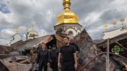 Президент України Зеленський на понівеченому російським ударом даху Успенського собору Києво-Печерської лаври. 15 червня 2026 року 