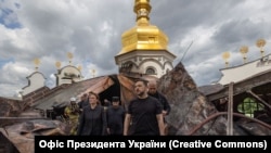 Президент Украины Владимир Зеленский осматривает Киево-Печерскую лавру после российского удара  