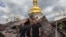 Ukrajinski predsjednik Volodimir Zelenski u obilasku manastira Kijevsko-pečerske lavra nakon ruskog zračnog napada, 15. juna 2026.