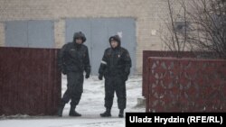 Што адбываецца ў Стоўпцах пасьля нападу школьніка на настаўніцу і вучняў. ФОТА