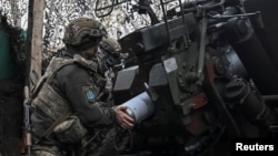 Артилеристи 152-ї ОЄБр ЗСУ ведуть вогонь з гаубиці у бік російських військ поблизу Покровська, Донецька область, 11 грудня 2025 року