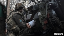 Артилеристи 152-ї ОЄБр ЗСУ ведуть вогонь із гаубиці у бік російських військ поблизу міста Покровськ, Донецька область, 11 грудня 2025 року