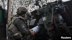 Артилеристи 152-ї ОЄБр ЗСУ ведуть вогонь з гаубиці у бік російських військ поблизу міста Покровськ, Донецька область, 11 грудня 2025 року