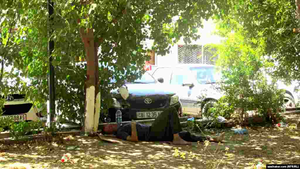 Paýtagtyň seýilgähleriniň birinde dynç alýan şagabatlylaryň biri.