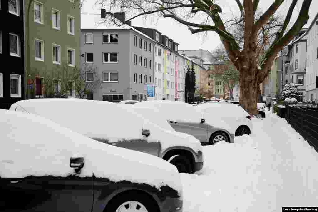 Засніжені машини в Дортмунді, Німеччина, 10 лютого 2021 року