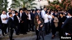Helyiek gyászolják a robbantás halálos áldozatát Jeruzsálemben 2022. november 23-án