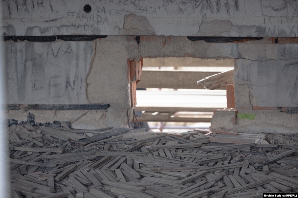 Adem Jashari ishte një ndër themeluesit e Ushtrisë Çlirimtare të Kosovës që i rezistoi regjimit serb në Kosovë.