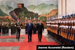 Церемонія зустрічі президента Франції Емманюеля Макрона та його дружини Бріжит Макрон головою Китаю Сі Цзіньпіном та його дружиною у Великому залі народних зборів, Пекін, Китай, 4 грудня 2025 року