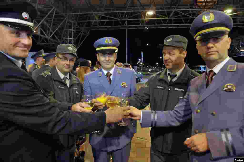 Hrvatska - Na Bregani hrvatski i slovenački carinici proslavljaju ulazak Hrvatske u EU, 30. juni 2013. 