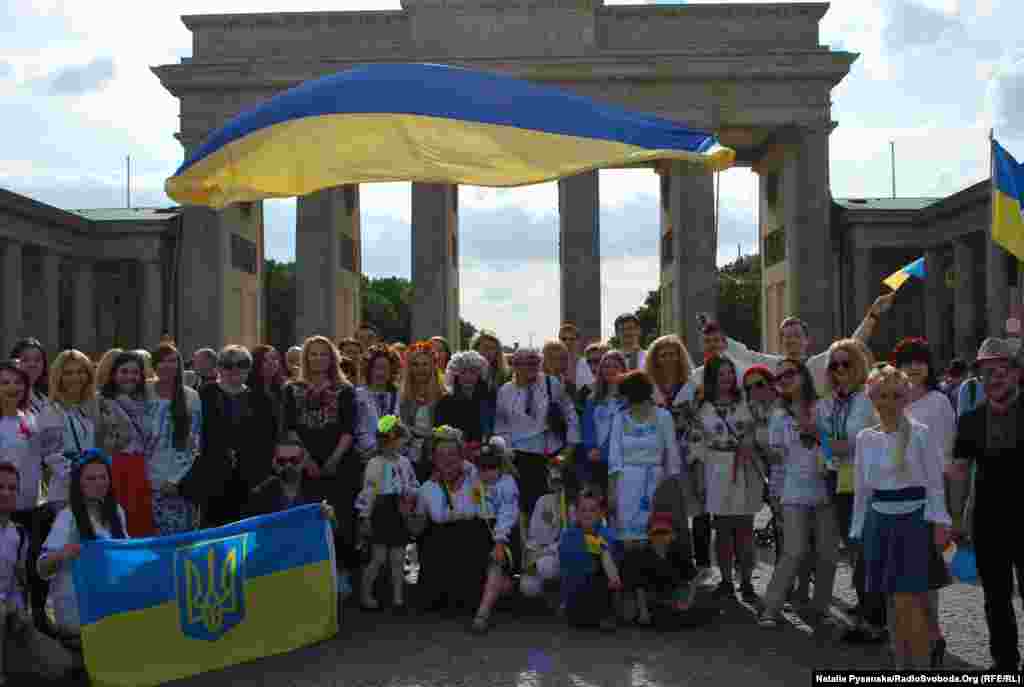 Спільне фото на пам&rsquo;ять про народні гуляння у Берліні