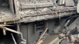 На Львівщині у селі Лапаївка через російську атаку загинула родина з чотирьох людей, зокрема 15-річна дівчина. Одна людина з родини перебуває у лікарні.<br><br>На фото: рятувальники несуть пораненого, Лапаївка, Львівська область, 5 жовтня 2025 року