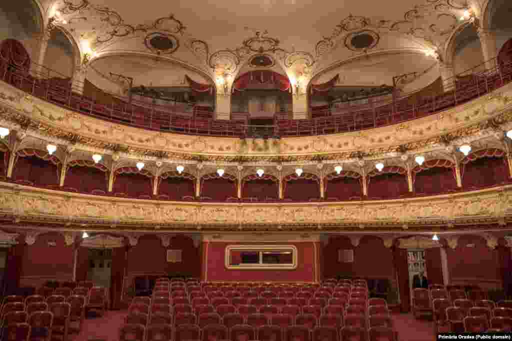 Oradea are unul dintre cele mai frumoase teatre europene în stil neo-clasic, construit în 15 luni, între 1899 și 1900. Decorațiunile interioare sunt în stilul neo-roccoco, gracil și ușor desuet, potrivit pentru o seară memorabilă.