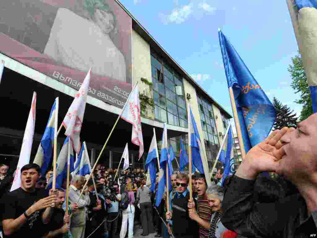 Грузинская оппозиция разблокировала автотрассу у здания Общественного телевидения в Тбилиси