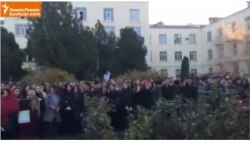 В Дагестане студенты вышли на митинг, чтобы поддержать преподавателя