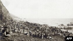 Armeni pe plajă (posibil în Antiohia), aşteptând să fie evacuaţi din Turcia în Egipt, septembrie 1915. (Imagine din Muzeul Primului Război Mondial, Péronne, Franţa)